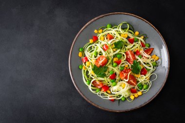 Zoodlie, sağlıklı vegan gıda - kabak noodlie taze yeşil bezelye, domates, biber ve Mısır yemek için yukarıdan görüntülemek