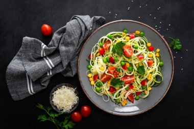 Zoodlie, sağlıklı vegan gıda - kabak noodlie taze yeşil bezelye, domates, biber ve Mısır yemek için yukarıdan görüntülemek