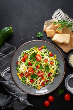 Zoodlie, sağlıklı vegan gıda - kabak noodlie taze yeşil bezelye, domates, biber ve Mısır yemek için yukarıdan görüntülemek