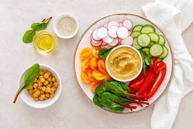 Vejetaryen Buda kaseyle humus ve sebze, üstten görünüm