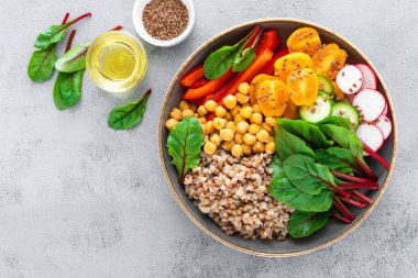 Vejetaryen Buda kase haşlanmış buğday, nohut ve sebze, üstten görünüm