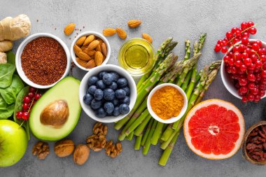 Sağlıklı gıda arka plan, ıspanak, quinoa, elma, yaban mersini, kuşkonmaz, zerdeçal, frenk üzümü, brokoli, mung fasulye, ceviz, greyfurt, zencefil, avokado, badem, yeşil bezelye ve goji, üstten görünüm