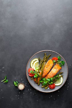 Biftek, kuşkonmaz, domates ve tabakta Mısır salata ızgara Somon Balık. Sağlıklı yemek yemek için. Üstten Görünüm