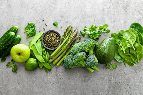 健康素食概念背景 新鲜绿色食品选择排毒饮食 生花椰菜 玉米沙拉和绿豆 从上面的看法 — 图库照片