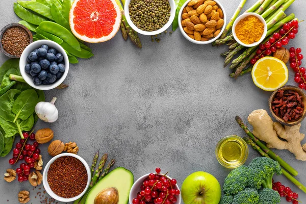 Sağlıklı Gıda Arka Plan Ispanak Quinoa Elma Yaban Mersini Kuşkonmaz — Stok fotoğraf