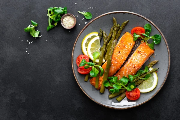 Grilled Salmon Fish Steak Asparagus Tomato Corn Salad Plate Healthy — Stock Photo, Image