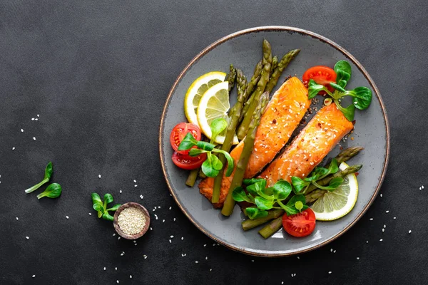 Bistecca Pesce Salmone Alla Griglia Asparagi Insalata Pomodoro Mais Sul — Foto Stock