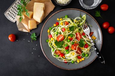 Zoodlie, sağlıklı vegan gıda - kabak noodlie taze yeşil bezelye, domates, biber ve Mısır yemek için yukarıdan görüntülemek