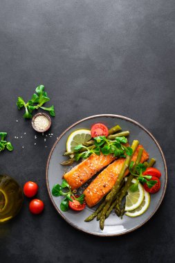 Biftek, kuşkonmaz, domates ve tabakta Mısır salata ızgara Somon Balık. Sağlıklı yemek yemek için. Üstten Görünüm