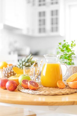 Multifruit suyu ve taze meyve mutfak arka plan closeup masaya