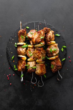 Izgara et şiş, şiş kebap siyah arka plan, üstten görünüm