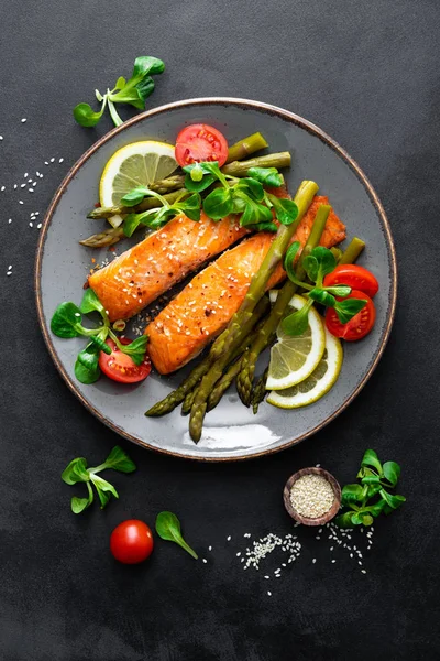 Bife Salmão Grelhado Espargos Tomate Salada Milho Prato Prato Saudável — Fotografia de Stock