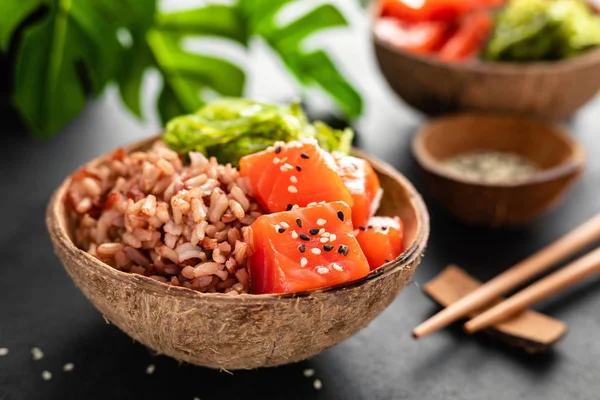 Schüssel Mit Rohem Lachsfisch Chuka Salat Und Reis Kokosnussschalen Auf — Stockfoto