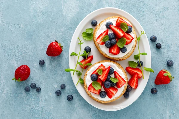 Berry Sandviç Taze Çilek Yaban Mersini Krem Peynir Ile — Stok fotoğraf