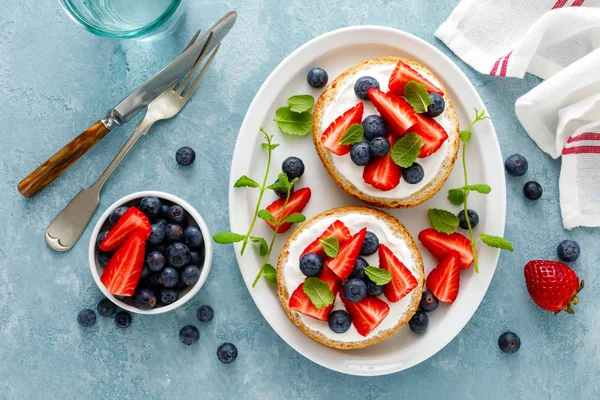 浆果三明治配新鲜草莓 蓝莓和奶油奶酪 — 图库照片