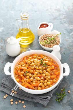 Chana Masala, havuç ve soğan domates soslu baharatlı nohut köri. Vejetaryen yemek yemek için. Hint Mutfak