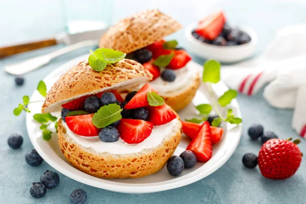 Beerensandwiches Mit Frischen Erdbeeren Blaubeeren Und Frischkäse — Stockfoto