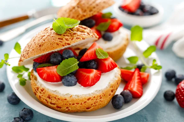 Beerensandwiches Mit Frischen Erdbeeren Blaubeeren Und Frischkäse — Stockfoto