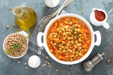 Chana Masala, havuç ve soğan domates soslu baharatlı nohut köri. Vejetaryen yemek yemek için. Hint Mutfak