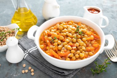 Chana Masala, havuç ve soğan domates soslu baharatlı nohut köri. Vejetaryen yemek yemek için. Hint Mutfak
