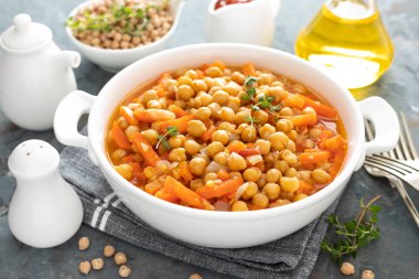Chana Masala, havuç ve soğan domates soslu baharatlı nohut köri. Vejetaryen yemek yemek için. Hint Mutfak