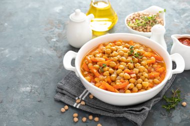 Chana Masala, havuç ve soğan domates soslu baharatlı nohut köri. Vejetaryen yemek yemek için. Hint Mutfak