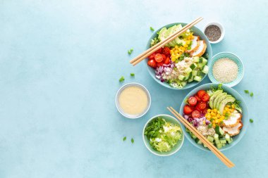 Öğle yemeği ızgara cgicken et, pilav ve taze salata avokado, salatalık, Mısır, domates ve soğan ile kase