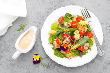 Izgara tavuk eti, sebze ve peynir ile Makarna salatası