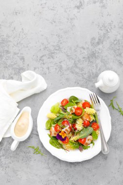 Izgara tavuk eti, sebze ve peynir ile Makarna salatası