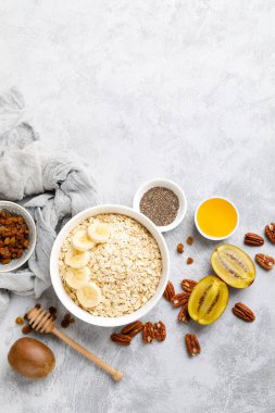 Kasede meyve, fındık ve bal ile yulaf gevreği