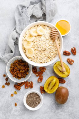 Kasede meyve, fındık ve bal ile yulaf gevreği