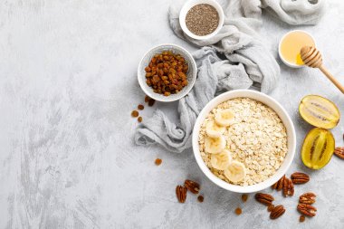 Kasede meyve, fındık ve bal ile yulaf gevreği