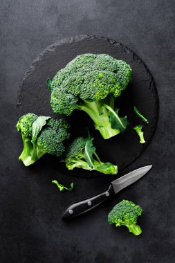 Siyah arka plan üzerinde taze brokoli florets, üst görünümü