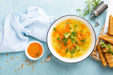 Tabakta sebzeli mercimek çorbası ve taze maydanoz