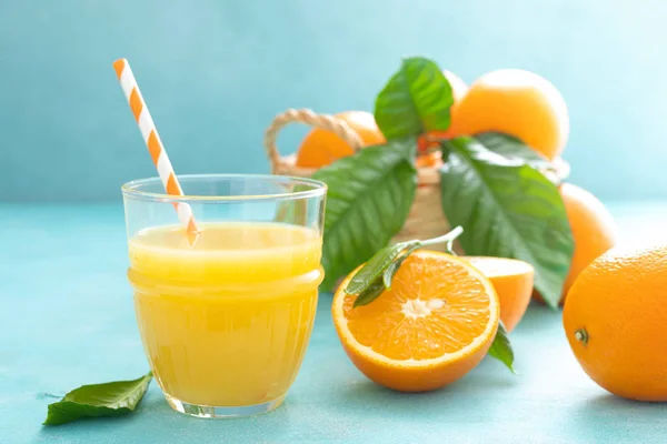 Zumo Naranja Recién Exprimido Vidrio Frutas Frescas Sobre Fondo Azul —  Fotos de Stock