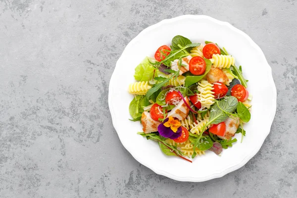 Insalata Pasta Con Carne Pollo Alla Griglia Verdure Formaggio — Foto Stock