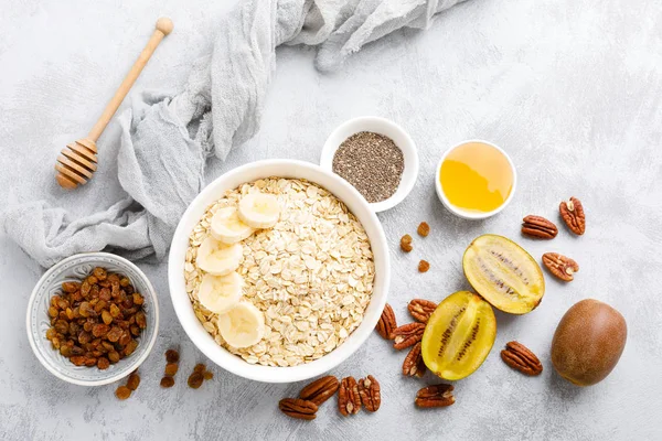 Havreflingor Med Frukt Nötter Och Honung Skål — Stockfoto