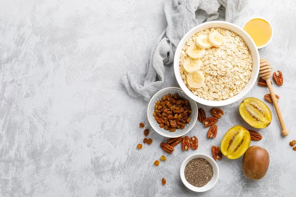 Kasede meyve, fındık ve bal ile yulaf gevreği