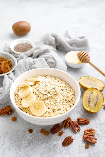 Havreflingor Med Frukt Nötter Och Honung Skål — Stockfoto