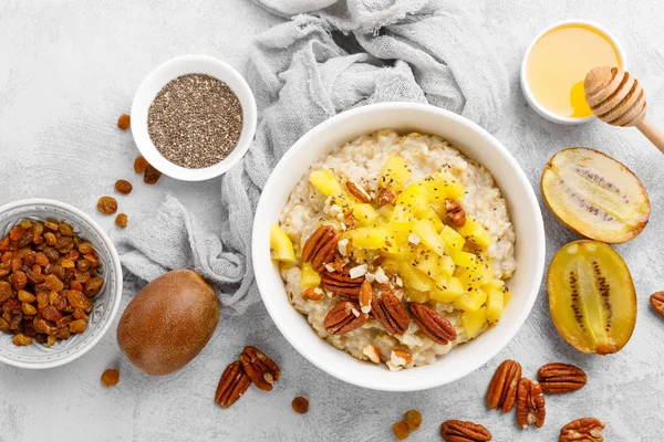Haferbrei Mit Kiwifrüchten Pekannüssen Und Honig Schüssel Zum Frühstück — Stockfoto