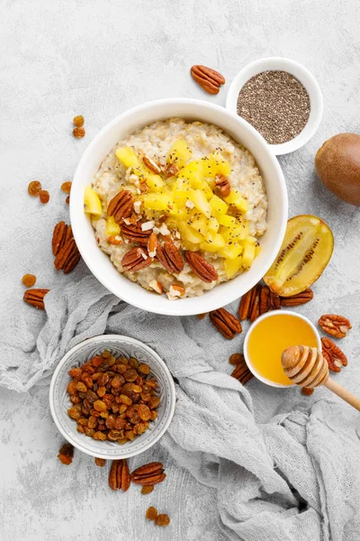 Havregrynsgröt Med Kiwi Pecan Nötter Och Honung Skål Till Frukost — Stockfoto