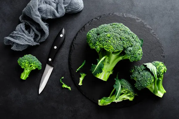 Verse Broccoliroosjes Zwarte Achtergrond Bovenaanzicht — Stockfoto
