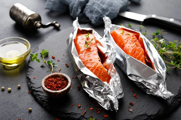 Filé Peixe Salmão Cru Papel Alumínio Sobre Fundo Preto — Fotografia de Stock