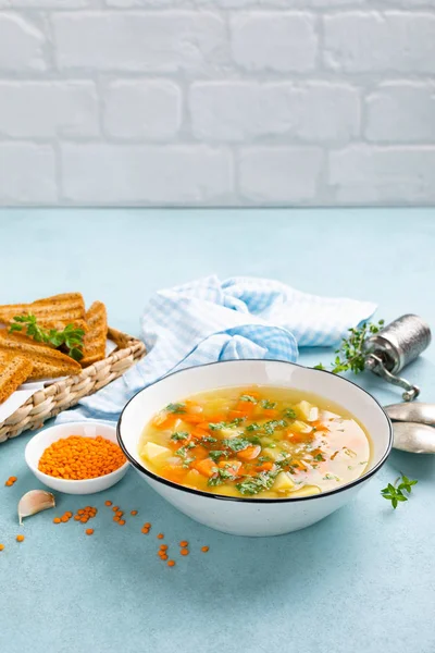 Sup Lentil Dengan Sayuran Dan Peterseli Segar Piring — Stok Foto