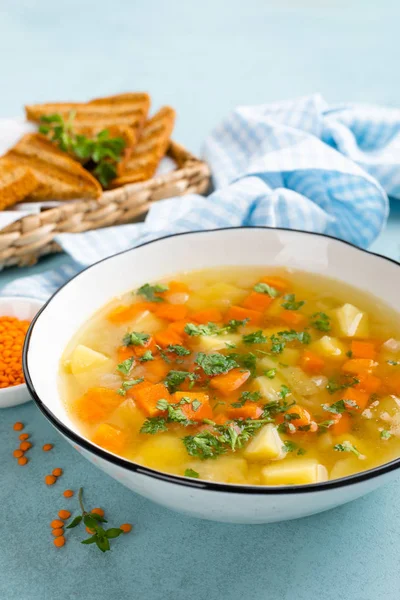 Sup Lentil Dengan Sayuran Dan Peterseli Segar Piring — Stok Foto