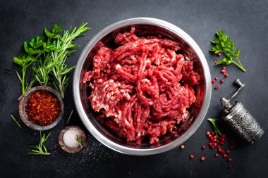 Kıyma. Pişirme için malzemelerle kıyma