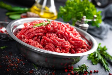 Kıyma. Pişirme için malzemelerle kıyma