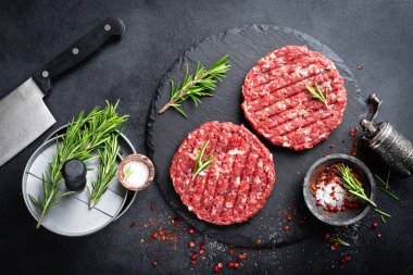 Baharatlı taze çiğ kıyma biftek burger