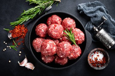 Baharatlı taze çiğ dana köfte