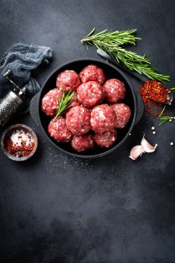 Baharatlı taze çiğ dana köfte